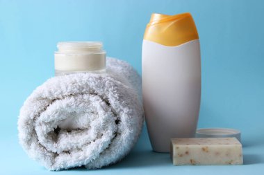 Renkli bir arka plan üzerinde aksesuarları duş. Havlu, sabun, krem, duş jeli, şampuan. Demek vücut bakımı için.