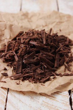 Hafif bir arka plan üzerinde çikolata parçaları bir avuç.