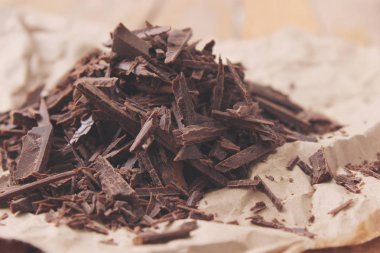 Hafif bir arka plan üzerinde çikolata parçaları bir avuç.