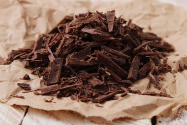 Hafif bir arka plan üzerinde çikolata parçaları bir avuç.