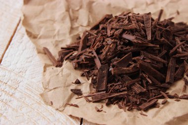 Hafif bir arka plan üzerinde çikolata parçaları bir avuç.