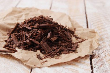 Hafif bir arka plan üzerinde çikolata parçaları bir avuç.