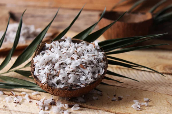 Raspas Naturais Frescas Coco Folhas Palma Meio Coco Fundo Madeira — Fotografia de Stock