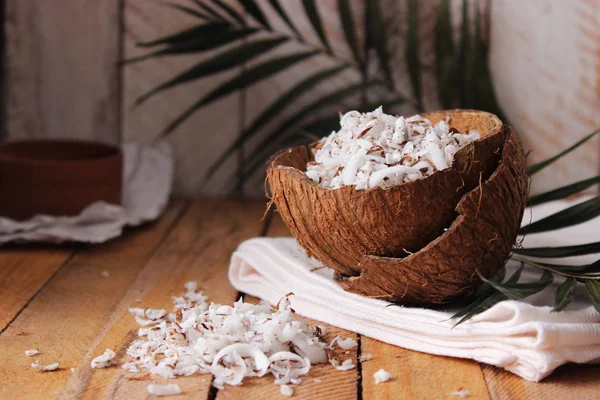 Raspas Naturais Frescas Coco Folhas Palma Meio Coco Fundo Madeira — Fotografia de Stock