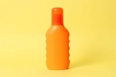 renkli bir arka plan üzerinde güneş kremi. Kozmetik için güvenli güneş yanığı. minimalizm 