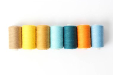 farklı renk üzerine beyaz izole dikiş ipliği.