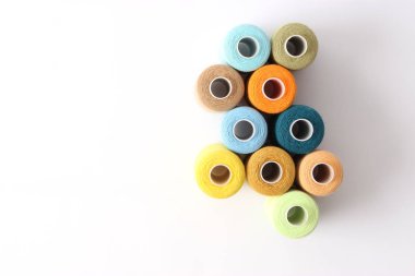 dikiş ipliği farklı renk üzerine beyaz izole. Üstten Görünüm 