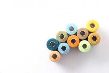 dikiş ipliği farklı renk üzerine beyaz izole. Üstten Görünüm 