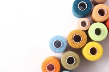 dikiş ipliği farklı renk üzerine beyaz izole. Üstten Görünüm 