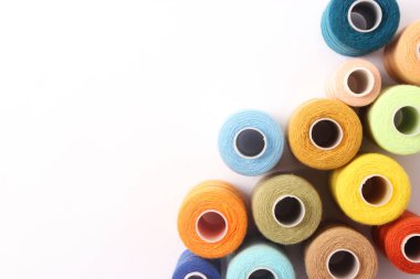 dikiş ipliği farklı renk üzerine beyaz izole. Üstten Görünüm 