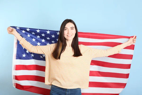 Krásná Mladá Dívka Drží Vlajku Ameriky Barevném Pozadí — Stock fotografie