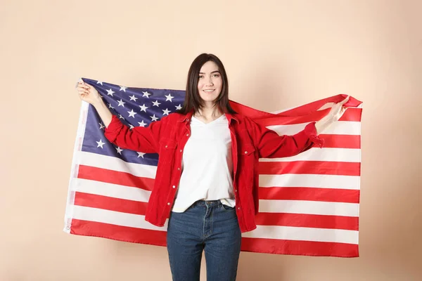 Schöne Junge Mädchen Mit Der Flagge Von Amerika Auf Einem — Stockfoto