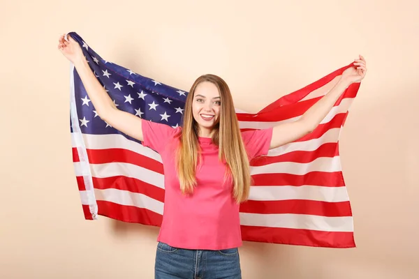 Krásná Mladá Dívka Drží Vlajku Ameriky Barevném Pozadí — Stock fotografie