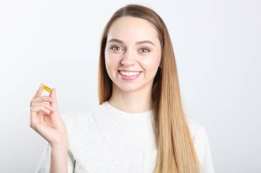 Genç bir kız omega-3 kapsülleri alıyor. Sağlık hizmetleri, Besleyici İlaveler
