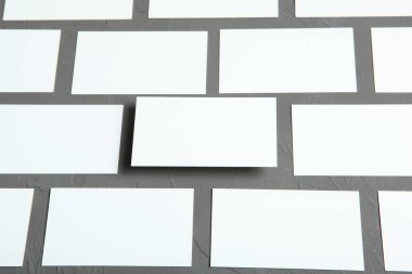 Renkli bir arkaplanda kartvizitler. Metin eklenecek yer