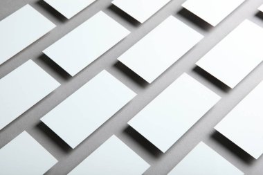 Renkli bir arkaplanda kartvizitler. Metin eklenecek yer