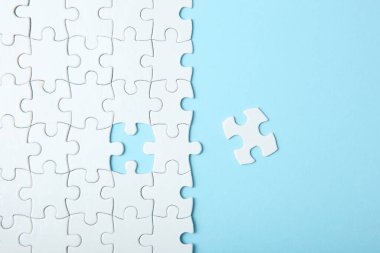 Renkli arkaplan görünümlü beyaz bulmaca.