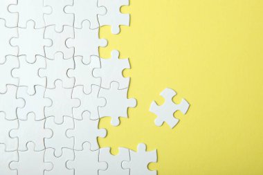 Renkli arkaplan görünümlü beyaz bulmaca.