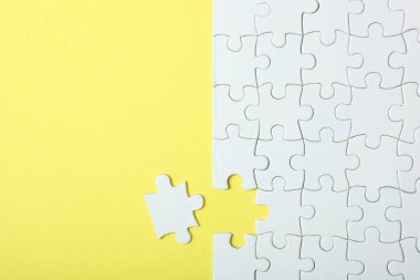 Renkli arkaplan görünümlü beyaz bulmaca.