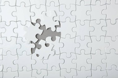 Renkli arkaplan görünümlü beyaz bulmaca.