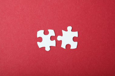 Renkli arkaplan görünümlü beyaz bulmaca.