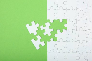 Renkli arkaplan görünümlü beyaz bulmaca.