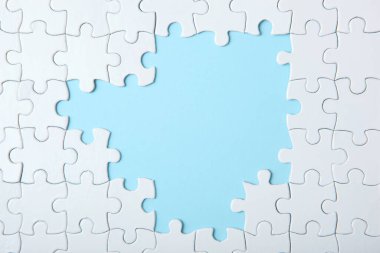 Renkli arkaplan görünümlü beyaz bulmaca.