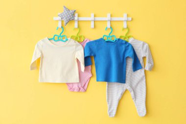 Askıdaki bebek kıyafetleri. Metin ve minimalizm için yer.