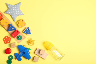 Bebek geçmişi. Renkli arka plan manzaralı bir bebek için giysi ve aksesuarlar. Metin ve minimalizm eklenecek bir yer.