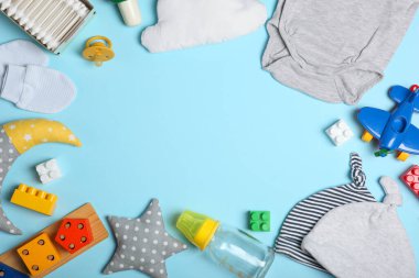 Bebek geçmişi. Renkli arka plan manzaralı bir bebek için giysi ve aksesuarlar. Metin ve minimalizm eklenecek bir yer.
