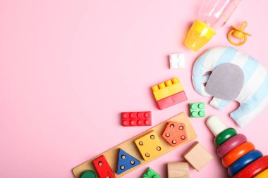 Bebek geçmişi. Renkli arka plan manzaralı bir bebek için giysi ve aksesuarlar. Metin ve minimalizm eklenecek bir yer.