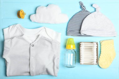 Bebek geçmişi. Renkli arka plan manzaralı bir bebek için giysi ve aksesuarlar. Metin ve minimalizm eklenecek bir yer.