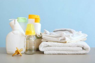 Bebek bakım ürünleri masada. Günlük bebek bakım ürünleri cilt bakımı, banyo için.