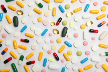 Renkli arka plan manzaralı haplar. İlaç, tedavi, hastalık. Tabletlerdeki ilaçlar.