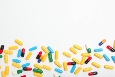 Renkli arka plan manzaralı haplar. İlaç, tedavi, hastalık. Tabletlerdeki ilaçlar.