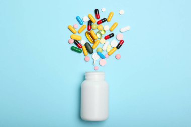 Renkli arka plan manzaralı haplar. İlaç, tedavi, hastalık. Tabletlerdeki ilaçlar.