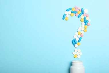 Renkli arka plan manzaralı haplar. İlaç, tedavi, hastalık. Tabletlerdeki ilaçlar.