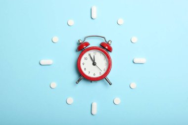 Renkli arka plan manzaralı haplar. İlaç, tedavi, hastalık. Tabletlerdeki ilaçlar.