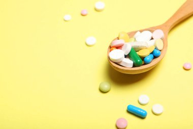 Renkli arka plan manzaralı haplar. İlaç, tedavi, hastalık. Tabletlerdeki ilaçlar.