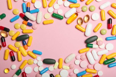 Renkli arka plan manzaralı haplar. İlaç, tedavi, hastalık. Tabletlerdeki ilaçlar.