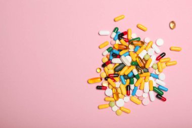 Renkli arka plan manzaralı haplar. İlaç, tedavi, hastalık. Tabletlerdeki ilaçlar.