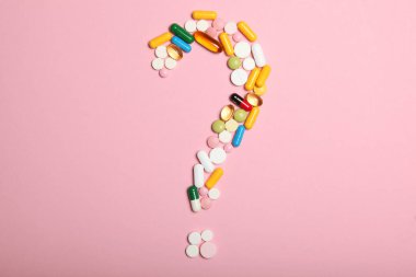 Renkli arka plan manzaralı haplar. İlaç, tedavi, hastalık. Tabletlerdeki ilaçlar.