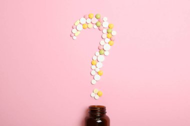 Renkli arka plan manzaralı haplar. İlaç, tedavi, hastalık. Tabletlerdeki ilaçlar.