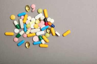 Renkli arka plan manzaralı haplar. İlaç, tedavi, hastalık. Tabletlerdeki ilaçlar.