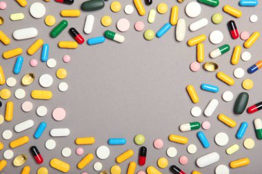 Renkli arka plan manzaralı haplar. İlaç, tedavi, hastalık. Tabletlerdeki ilaçlar.