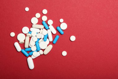 Renkli arka plan manzaralı haplar. İlaç, tedavi, hastalık. Tabletlerdeki ilaçlar.