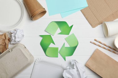 Renkli arka plan görünümünde farklı kağıt çöpleri ve çöp geri dönüşüm tabelaları. Gezegeni kurtarma kavramı.