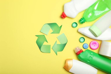 Renkli arka plan görünümünde farklı plastik çöp ve çöp geri dönüşüm tabelaları. Gezegeni kurtarma kavramı, çöplerin ayrılması..