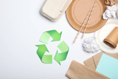 Renkli arka plan görünümünde farklı kağıt çöpleri ve çöp geri dönüşüm tabelaları. Gezegeni kurtarma kavramı.