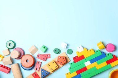 Renkli arka plan görünümlü farklı çocukların oyuncakları. Metin eklemek için bir yer, minimalizm. Bebek arka planı.